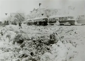 Май 1984г.
С  третьего этажа в сугробы прыгали.
Жил 8-е марта 4.