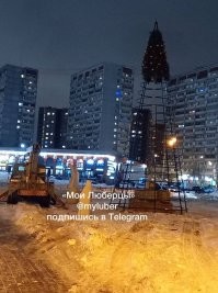 В соцсетях пишут, что натуральную, но облезлую ёлку в Дзержинском заменили на искусственную.