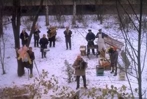 Парень поздравил свою девушку с помощью бездомных