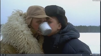 Классика бессмертна: мальчик лизнул металл на морозе