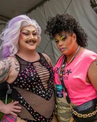 Вот его жена и её девушка.