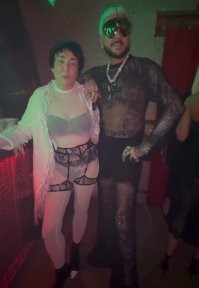 Цитата: "...не знал о его характере и зашел туда «на пять минут». По его словам, в жизни каждого человека бывают моменты, «когда зашел не в ту дверь»."
Филя, это насколько же у тебя кишка тонка называть вещи своими именами?
Хочешь сказать, что ты в таком виде зашёл не в ту дверь на 5 минут не зная о характере вечеринки?