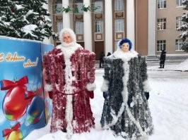 В Приморье поставили Деда Мороза и снегурочку, которые напугали местных жителей
