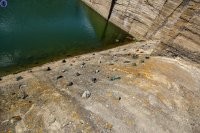 "За каждым из них следует водоскат. С залитыми в бетон торчащими камнями".

Зачем?