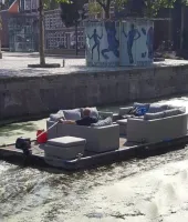 Вот этого, например, очень даже волнует бабло, ибо это лодочник для катания туристов по каналам Амстердама. Плавал я на его плоту. 



А за нами плыл чувак, а него на плоту был рояль, полный колотого льда. Во льду горы банок с пивом. Такая вот фишка - рояль с пивом на плоту))))
Пять лет подряд видел его там, как рояль не сгнил ещё, бог весть))))