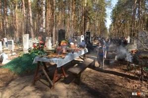 У нас и сейчас на кладбище празднуют "Ҫимӗк", по дате совпадает с троицей, вернее, вся неделя перед, у каждой деревни свой день. С пирогами, салатами и т.д. 
У нас обязательно скамейки рядом с могилкой, у кого то и столы, когда несколько родственников рядом огорожены. 
Осталось еще с языческих времен, такая вот традиция. Мне в детстве нравилось, хоть всю родню разом увидишь и всех многочисленных двоюродных троюродных
Сейчас тоже нисколько не осуждаю, у всех свои традиции, есть возможность - посещаю, в этом году был, например, с некоторыми родственниками там только и видимся.

PS Фото не моё, нашел подходящее в инете, свои были, ХЗ где
PPS Не то что НЕ осуждаю, я и сейчас его праздником считаю, а кто осуждает, пусть не лезет со своим уставом в ... и идет в пеший...