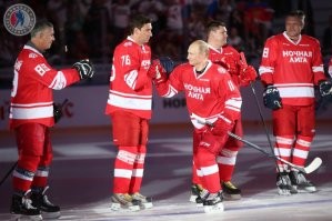 Дезертиры, говорите...  Не все дезертиры одинаковы.  Этого дезертира №89 никто не ищет. Он шайбу катает с самым великим хоккеистом планеты.
Справка. Дезертир Могильный, изменил присяге и дезертировал из Советской Армии.