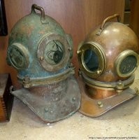 Это вообще не болтовка. Это просто резьбовое кольцо .
Болтовки на втором снимке для примера