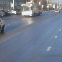 Сателлитные фото обновляются часто, думаю это фото сего года но не ручаюсь.
Рисунки в пустыне Наска - на земле ничего невидно, а с высоты птичьего полета паук. По той же самой аналогий стёртая разметка с высоты видна лучше вот и весь смысл анекдота. Индейцы наска рисунки делали из камней и грунта 

На середине дороги образовалась полоса из грязи. В добавок возможно что сплошную не обновили. Фото 2021 год