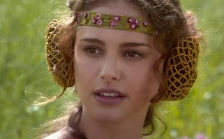 Летний городской автомобильчик, судя по всему, зимой по сугробам дорог на нем едва ли покатаешься, да и на морозе АКБ едва ли эффективна (и тянуть, и салон отапливать). Но в остальном симпатично. Вопрос только в том, будет ли он дешевле бензинового, ведь электродвигатели дешевле ДВС (см разницу цен бензо и электропил, например). Ведь будет дешевле, да?