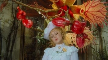 "Адела ещё не ужинала".