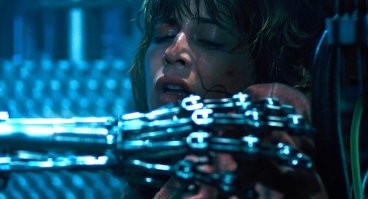 На заводе Tesla робот напал на сотрудника