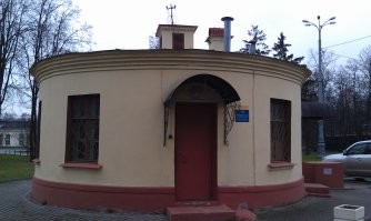 Где может - течёт самотёком. Дотекает до самого нижнего места, теперь её надо подать на очистные, которые ХЗ где и на какой высоте. Поэтому в нижней точке ставится промежуточная КНС (старые советские характерного такого круглого вида), от неё говнопроводные трубы под землёй, насосы мощные, давление зависит от перепада высот.