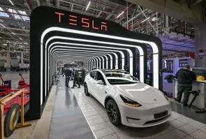 На заводе зелёных электромобилей Tesla в Грюнхайде происходят невероятные вещи: c момента открытия (март 2022-го) там стряслось   ахтунг!   26 экоаварий. 

Итого: разлив 15 тыс. литров краски, 13 тонн алюминия, 50 и 150 литров дизельного топлива. На минутку, часть площадки находится в водоохранной зоне.

Без паники! Бранденбургское земельное ведомство уверяет: эти инциденты являются лишь небольшими производственными нарушениями. Мол, ни в одном казусе не было зафиксировано последствий для грунтовых вод. Подумаешь, после пожаров грунт пришлось заменить. Пустяки. Да и вообще, выброс веществ в окружающую среду   это «не скандал». А что Tesla так (не)серьёзно относится к безопасности труда и защите окружающей среды, это уже другая история.

Покупай электромобиль, говорили они, он эко…