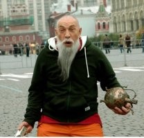 Не, давно медицина доказала, что скорость роста и бритьё не связаны. 
Просто с возрастом, мужчины становятся более волосатыми там, где не надо и менее волосатыми там, где надо. :)