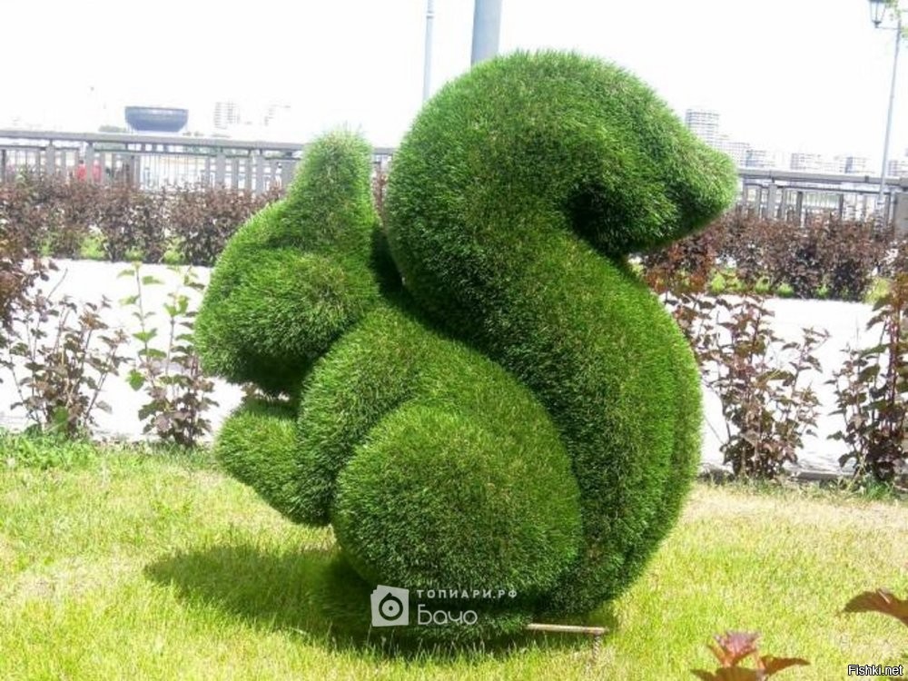 Я думаю если там к лету потеплеет, можно семян газонной травы или других почвопокровников сыпануть, и получится вот что-то такое. Топиарий.
Только я не знаю, у его скульптур есть армирующий каркас или нет. Если нет - есть риск что развалится.
Ну и еще по навозу - если старый, то трава легко примется, если совсем свежий - может сгореть, пожелтеть, не удасться. Надо перепревший навоз брать. Потом трава корнями всё скрепит - скульптура долго простоит. У нас в городе неподалеку есть утки по этой технологии слепленные, их уж лет десять только подновляют. Очень симпатично.
У автора скульптур руки явно из плеч растут, если он это даже зимой на морозе исхитрился слепить.
Вот примеры работы с травой: