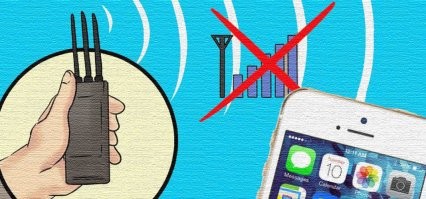 Эм.. можно повесить в туалете глушилку. Правда, останутся те кто просто с мобилы играет, но сейчас всё больше и больше игр требуют интернета, ради ачивок, внутреигровых покупок и просто потому что большинство мобильных игр - то онлайн дpо4ильни.
Хотя тут непосредственно проблема руководства, которое не умеет грамотно оценивать  своих подчинённых.. потому что надо смотреть по результату  труда.. Если человек свою работу делает отлично с минимальным кол-во косяков, то пускай  хоть целый час какает, всё таки физиологические особенности организма никто не отменяет (или мочевой пузырь у человека застужен и он каждый час пописать бегает),  а если он на окладе, и отсиживается в туалете залипая в мобилу -  ну, плох тот начальник который не может сопоставить результаты труда подчинённого с его постоянными походами в туалет надолго.
Обычно можно человека депремировать за низкие показатели, и он сам сообразит, что сидеть на горшке с телефоном - не такая уж классная затея,  когда надо зарабатывать деньги.
У меня похожий кадр в 2013 году трудился.. вечно пойдёт в толчок и сидит там минимум час.. Ну хрен с ним, сидит и сидит,  но и работает плохо.. после туалета ему ещё минут 40 на раскачку надо, а до туалета он видимо минут 30 собирается с мыслями в какую игру поиграть.. По итогу все с нормальной ЗП в конце месяца, а он с голым окладом , без надбавок и премий. Пытался спорить, типо работает как все, почему его обижают.. на что получил распечатку из CRM и итог продуктивности за месяц, где чёрным по белому видно, что он просто не тянет план, так ещё и косяков много. Про посиделки в туалете , ему никто и слова не сказал, однако он в денежном плане быстро сообразил, что на работе надо работать, а не пытаться приятно время провести, всех надурить и получить ровно столько , сколько и остальные кто работает.
Так что в данной китайской компании проблема не с туалетами, а с руководством, которое либо в соседней кабинке на мобиле играет, либо абсолютно не умеет или не  хочет оценивать результаты деятельности своих кадров.