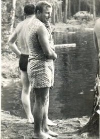 Эта наша гордость , Юра Гагарин.
Почему раньше , хотя была статья за гомосексуализм , никто с ума не сходил в поисках ЛГБТ ?
Как то спокойно относились и к шуточному переодеванию на свадьбах .
Что сейчас произошло ?