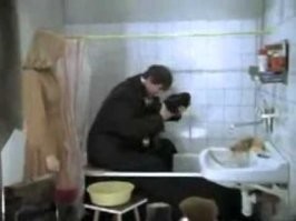 Колда показывали моющего Ипполита  унитаз в кадр не попал  значит ванная отдельная.
А для двушки площадь слишком маленькая скорее полуторка комната с 8 метровой спальней .