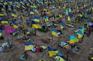 "Россия должна проиграть на поле боя,... – Зеленский"

И еще много кто из той гоп-компании.

Зеля даже переговоры о мире запретил вести с Россией.

Впрочем, что с наркомана взять? Но страшно, что наркот во главе страны стоит.