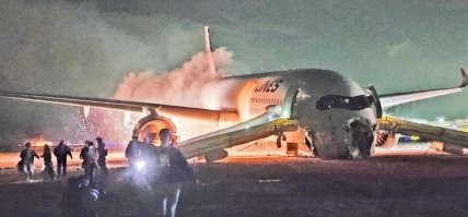 Судя по повреждениям А350 ударил Дэш носовым обтекателем и передней стойкой, а потом проехал по нему всем брюхом.