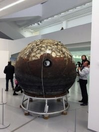 С Саратовского поля его сразу увезли на территорию ОКБ-1, естественно режимный объект. Первый раз его выставили не так давно. 
Тот это аппарат, или макет, мне, как далёкому от космических технологий человеку сказать трудно. Единственное, что меня в первую очередь смущает это абсолютно прозрачные окна. Которые, впрочем, могли специально заменить, чтобы народ видел внутренность аппарата.