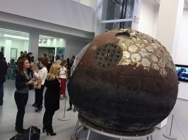 С Саратовского поля его сразу увезли на территорию ОКБ-1, естественно режимный объект. Первый раз его выставили не так давно. 
Тот это аппарат, или макет, мне, как далёкому от космических технологий человеку сказать трудно. Единственное, что меня в первую очередь смущает это абсолютно прозрачные окна. Которые, впрочем, могли специально заменить, чтобы народ видел внутренность аппарата.