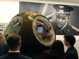 С Саратовского поля его сразу увезли на территорию ОКБ-1, естественно режимный объект. Первый раз его выставили не так давно. 
Тот это аппарат, или макет, мне, как далёкому от космических технологий человеку сказать трудно. Единственное, что меня в первую очередь смущает это абсолютно прозрачные окна. Которые, впрочем, могли специально заменить, чтобы народ видел внутренность аппарата.