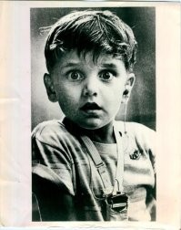 Классика жанра. 
5-летний глухой мальчик с помощью слухового аппарата впервые услышал звук.
1974 год.
