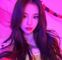 В Корее этим вопросом активно интересуются и часто выкладывают сравнения фото разных лет на предмет поиска появившихся отличий. У вышеупомянутых мной девушек отличий практически нет. А тех, кто делал операции, видно сразу. 
Вот, например, коллега победительницы прошлого года Нэнси Макдони по группе Момолэнд - Джуи. Фото 2016 года и 2021.