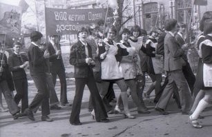 Парень и девушка в центре, явно какие-то "стиляги", одеты гораздо моднее остальных.