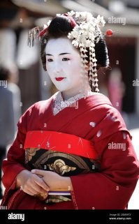 На самом деле японские девушки не грешат переизбытком макияжа, стараясь использовать максимум тушь для ресниц и легкого тонального средства, если надо накраситься.