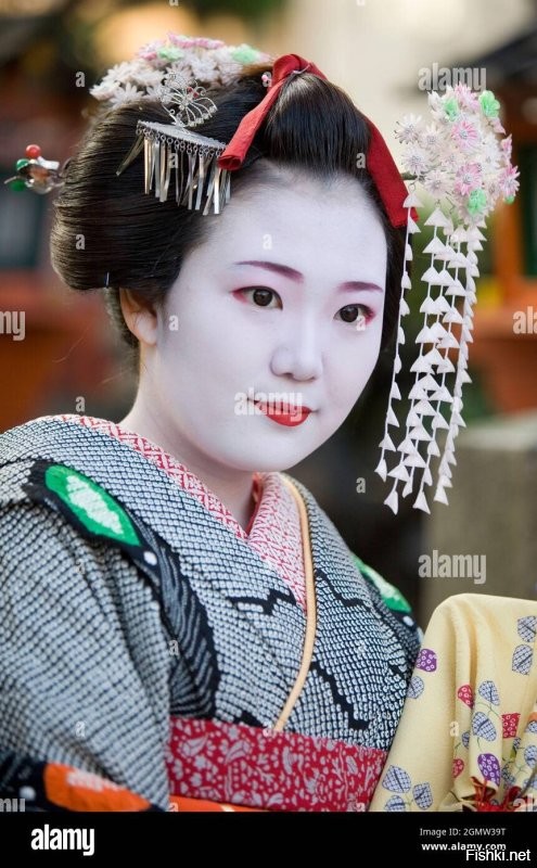 На самом деле японские девушки не грешат переизбытком макияжа, стараясь использовать максимум тушь для ресниц и легкого тонального средства, если надо накраситься.