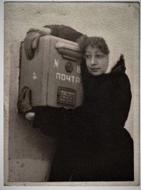 А, ведь это был целый жанр фотографии, у почтового ящика, у телефонной будки.
Девушка опускающая письмо, это актриса Ия Саввина, 1964 год.