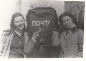А, ведь это был целый жанр фотографии, у почтового ящика, у телефонной будки.
Девушка опускающая письмо, это актриса Ия Саввина, 1964 год.