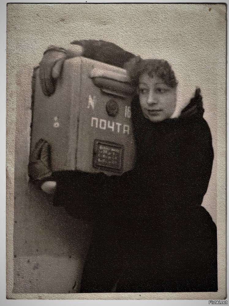 А, ведь это был целый жанр фотографии, у почтового ящика, у телефонной будки.
Девушка опускающая письмо, это актриса Ия Саввина, 1964 год.