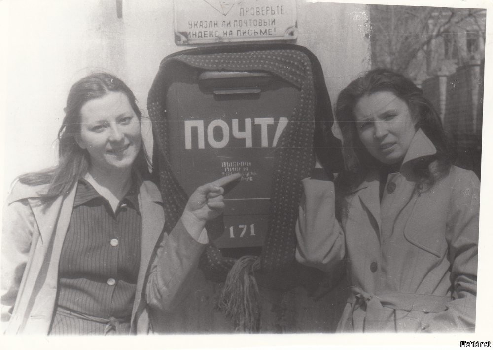 А, ведь это был целый жанр фотографии, у почтового ящика, у телефонной будки.
Девушка опускающая письмо, это актриса Ия Саввина, 1964 год.
