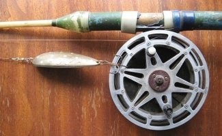 Она, была в ту пору лучшая, инерционная, далеко можно было забросить, чуть навыка большим пальцем придерживать чтобы бороду не накрутила, нынешнее поколение такой точно пользоваться не сможет, сейчас все безинерционное, просто бросай и крути, но сказывается на дальности заброса, спецы забрасывали спиннинги с "Невской" на сотню метров, уходила вся стандартное кольцо лески. Но на это нужен был навык, длинное удилище и солидный грузик, выпуливало как из катапульты