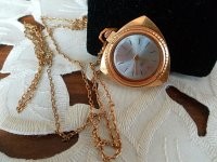 У мамы были такие. Но. 
Корпус у них не позолоченный, а анодированный, под золото. 
Циферблат – изумрудно-зелёный, и стекло на крышке – тоже изумрудно-зелёное, гранёное.