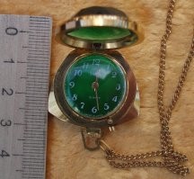 У мамы были такие. Но. 
Корпус у них не позолоченный, а анодированный, под золото. 
Циферблат – изумрудно-зелёный, и стекло на крышке – тоже изумрудно-зелёное, гранёное.