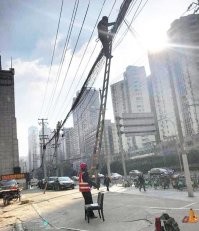 или фотошоп
или чувак внизу терминатор
(ибо даже если на лестнице крюк , легко держит)