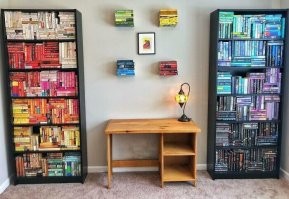 Убил бы!!! Книги в разном направлении стоят!