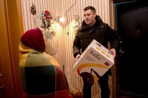 А одной старушке он лично обогреватель привез (об этом фото со всех ракурсов)