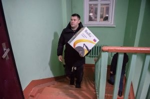 А одной старушке он лично обогреватель привез (об этом фото со всех ракурсов)