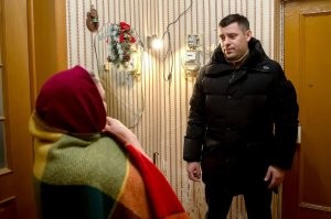 А одной старушке он лично обогреватель привез (об этом фото со всех ракурсов)