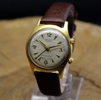 Не помню свои первые часы, как и все остальные, но одни запомнились. Будили меня по утрам в школу приятным щекотанием запястья.