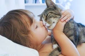 Кстати, домашние животные во многих семьях, воспринимаются именно как члены семьи.
Их балуют, заботятся о них, целуют, переживают когда они болеют и т.д.