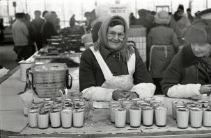 Ряженку домашнюю не только в СССР продавали, можно встретить и сейчас. Я на рубеже веков при посещении Горловского рынка всегда у одной бабули брал стакан ряженки и пирожок с вишней/сливой/абрикосом, это стало чуть ли не ритуалом. А когда бабули не стало, попробовал у других продавцов, но так ни к кому и не прибился, не тот у них товар оказался.