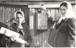 Журнал, это журнал, а люди фотографировались и фотокорреспонденты газет часто использовали такую локацию.
Сейчас, это исключительно рекламное фото.