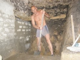 У меня дом в частном секторе.
Под домом ещё такой же подвал, а вверху - мансарда.
Отопление - газовое.
В подвале мастерская и большая печка на всякий случай.
Всё делаю сам: инструментов и материалов запас большой, а времени - я на пенсии. Здоровье пока позволяет.
Вот недавно электроточилку смастерил, хотя у меня их уже четыре штуки. Хожу, высматриваю, что бы ещё поточить...